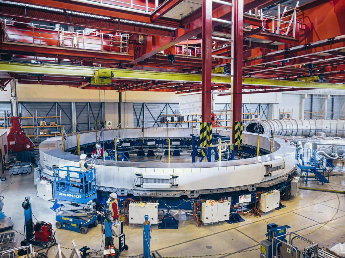 Одна из катушек сверхпроводящих магнитов ИТЭР