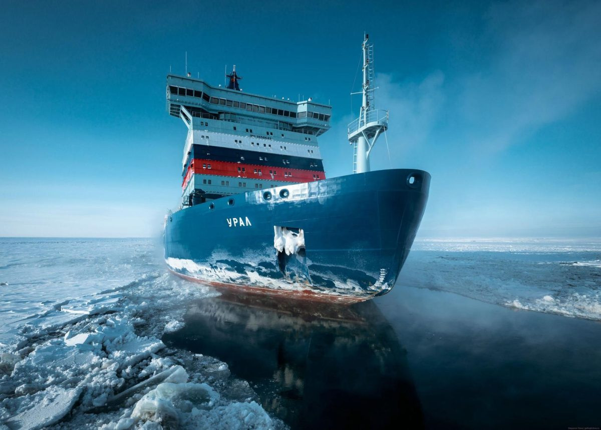 Второй серийный универсальный атомный ледокол «Урал» проекта 22220. Срок его эксплуатации — 40 лет, назначенный ресурс реактора 320 тысяч часов. Один из крупнейших и самых мощных атомных ледоколов в мире. Их в нашей стране строят не просто так: ширина атомоходов проекта 22220 — 34 метра. Эти атомные ледоколы могут прокладывать более широкий канал по сравнению с ледоколами предыдущих проектов. Ледопроходимость — до трех метров. А чем шире канал, тем безопаснее и быстрее идти судам следующим за ледоколом Страна Росатом
