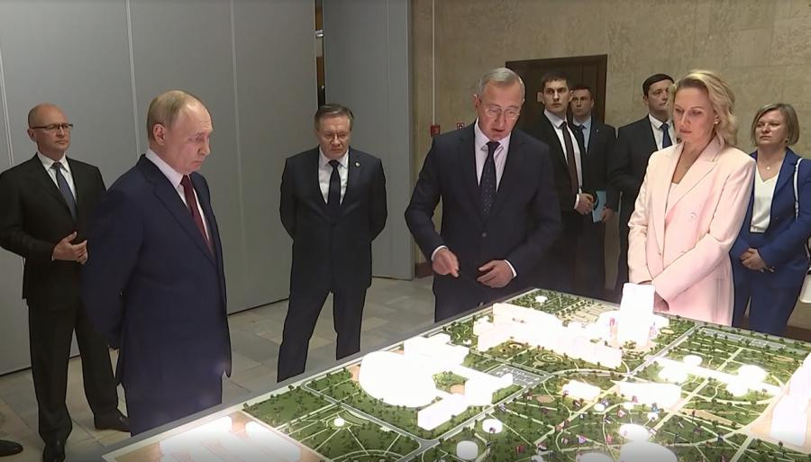 Губернатор Калужской области Владислав Шапша представляет Владимиру Путину проект «ОбнинскТех»