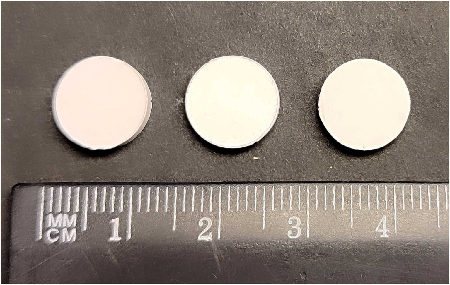 Фотографии керамики (Gd₀.₉₆Eu₀.₀₁Sm₀.₀₁Tb₀.₀₁Er₀.₀₁)NbO₄ 