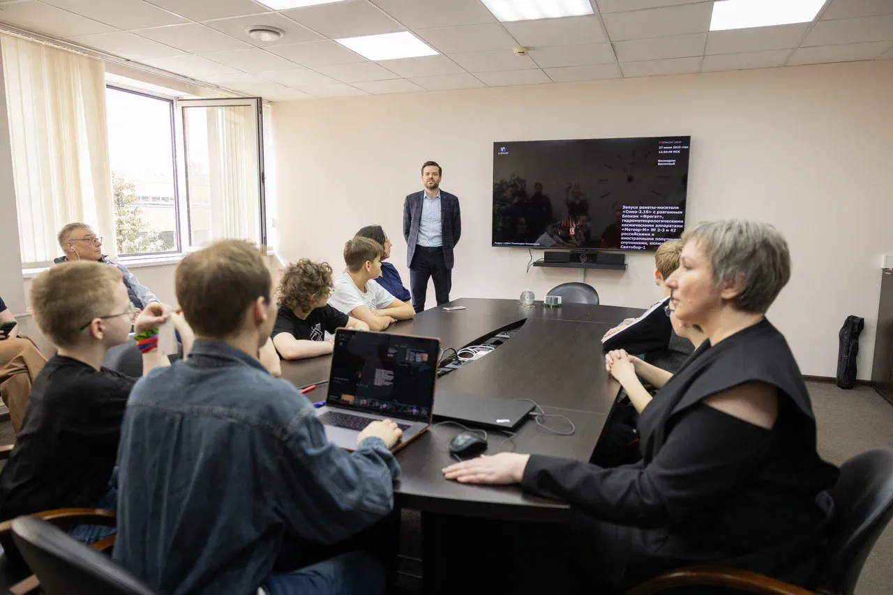 Руководитель Центра космических исследований и технологий Евгений Стёпин встречается с учениками класса микроэлектроники школы №17