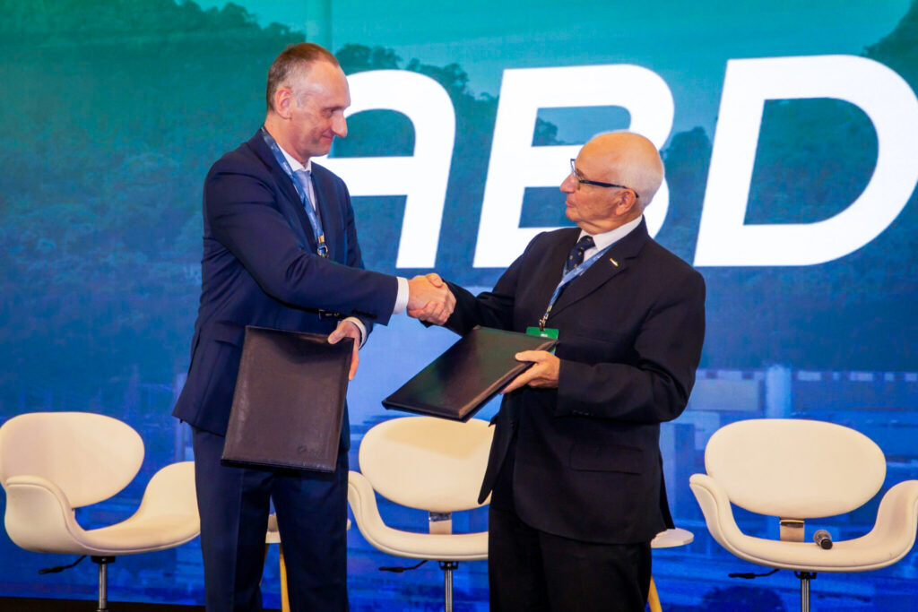 Первый заместитель гендиректора «Техснабэкспорта» Юрий Ульянин и гендиректор NBEPar Ней Занелла скрепляют договоренность рукопожатием