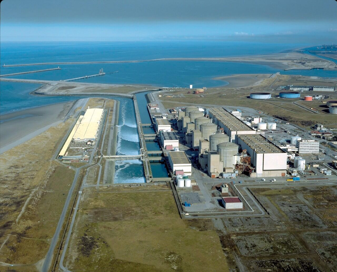 Шестиблочная атомная электростанция Gravelines на севере Франции