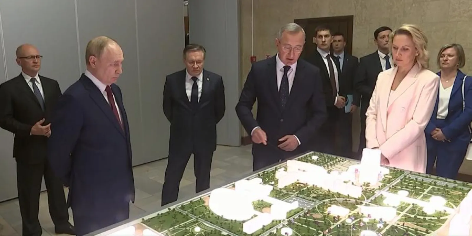 Губернатор Калужской области Владислав Шапша представляет Владимиру Путину проект «ОбнинскТех»