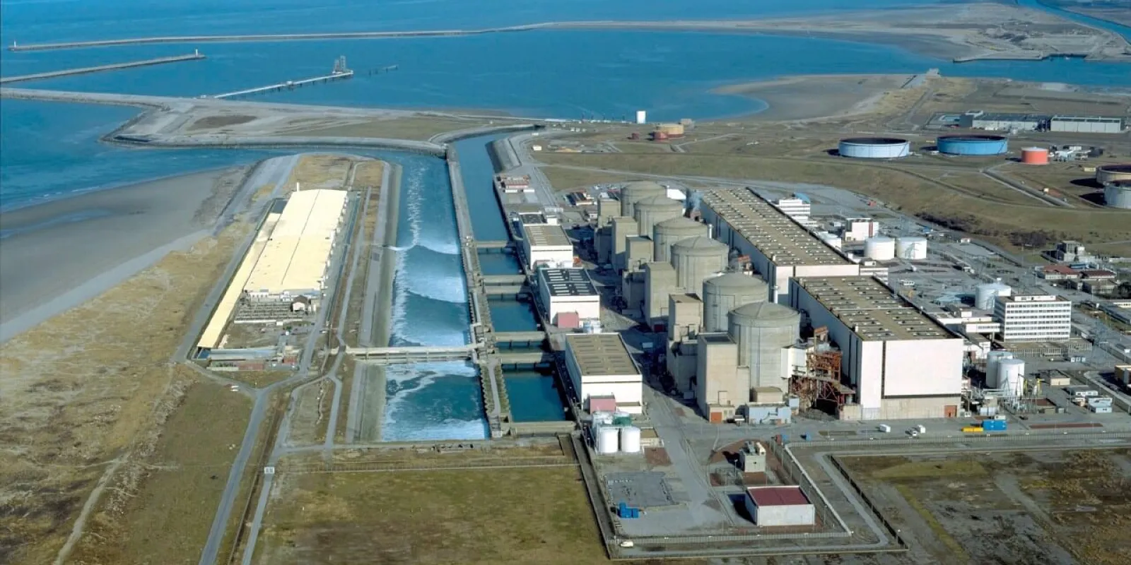 Шестиблочная атомная электростанция Gravelines на севере Франции
