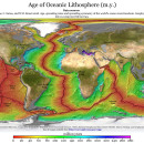 Геохронологическая карта возраста океанического дна (шкала в млн лет). Новая океаническая кора (красная) образуется в зонах срединно-океанических хребтов, объединенных в единую глобальную сеть