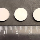 Фотографии керамики (Gd₀.₉₆Eu₀.₀₁Sm₀.₀₁Tb₀.₀₁Er₀.₀₁)NbO₄ 