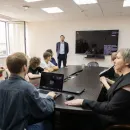 Руководитель Центра космических исследований и технологий Евгений Стёпин встречается с учениками класса микроэлектроники школы №17