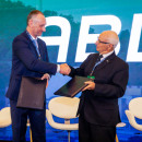 Первый заместитель гендиректора «Техснабэкспорта» Юрий Ульянин и гендиректор NBEPar Ней Занелла скрепляют договоренность рукопожатием