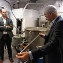 Министр энергетики Крис Райт осматривает топливный стержень в INL во время подготовки к испытанию на критичность демонстрационного реактора Unity