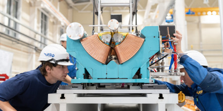 Установка элементов вакуумной системы на гирдеры накопителя Анна Плис