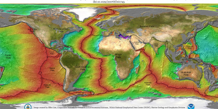 Геохронологическая карта возраста океанического дна (шкала в млн лет). Новая океаническая кора (красная) образуется в зонах срединно-океанических хребтов, объединенных в единую глобальную сеть