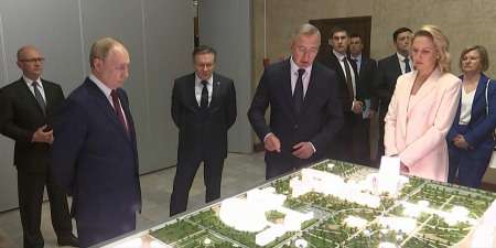 Губернатор Калужской области Владислав Шапша представляет Владимиру Путину проект «ОбнинскТех»