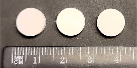 Фотографии керамики (Gd₀.₉₆Eu₀.₀₁Sm₀.₀₁Tb₀.₀₁Er₀.₀₁)NbO₄ 