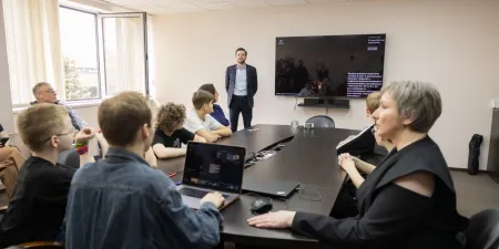 Руководитель Центра космических исследований и технологий Евгений Стёпин встречается с учениками класса микроэлектроники школы №17