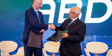 Первый заместитель гендиректора «Техснабэкспорта» Юрий Ульянин и гендиректор NBEPar Ней Занелла скрепляют договоренность рукопожатием